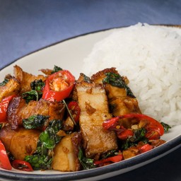 กะเพราซีอิ๊วหอม หมูกรอบ ราดข้าว