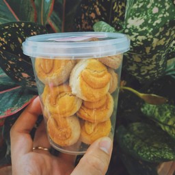 [อร่อยซ่ากับโค้ก] คุ๊กกี้สิงคโปร์ 150 กรัม +  โค้ก ออริจินัล (กระป๋อง) 