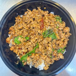 กะเพราหมูสับ ราดข้าว