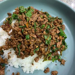 ข้าวผัดกระเพราเนื้อ