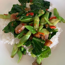 คะน้าหมูกรอบ