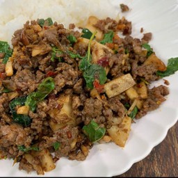 ข้าวผัดกระเพราเนื้อหน่อไม้ดอง