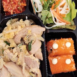 เซตเบนโตะข้าวหน้าไก่ทรงเครื่อง+แคลิฟอเนียโรล