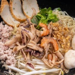 ก๋วยเตี๋ยวหมูซุปปลาหมึก by ลูกชิ้นนิยม หทัยราษฎร์