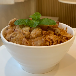 ข้าวหมูสามชั้นทอดน้ำปลา : Fried Belly Pork with Fish Sauce over rice