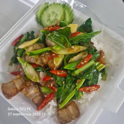 คะน้าหมูกรอบราดข้าว