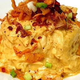 ข้าวไข่ข้นราดยำแคปหมู