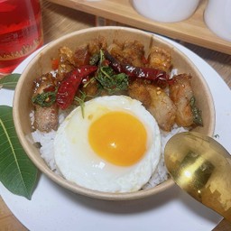 กระเพราหมูกรอบ ไข่ดาว