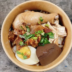 ก๋วยจั๊บน่องไก่น้ำข้น