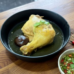 ไก่ต้มน้ำปลาน่องติดสะโพก 1 ชิ้น (กับข้าว)