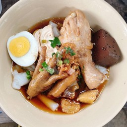 ก๋วยจั๊บรวมไก่น้ำข้น