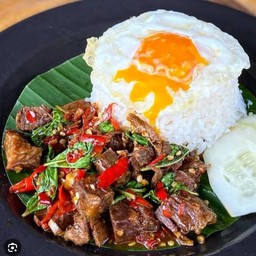 ข้าว+ผัดกระเพราเนื่อตุ๋น