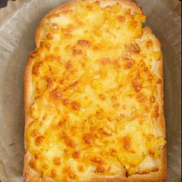 ขนมปังหน้าข้าวโพดอบชีส