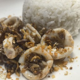 ปลาหมึกทอดกระเทียมราดข้าว