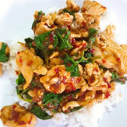 ข้าวผัดกระเพราไก่หน่อไม้ดอง