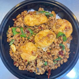 กะเพราเต้าหู้หมูสับ ราดข้าว