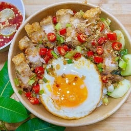 ข้าวหมูกรอบคั่วเกลือ ไข่ดาว