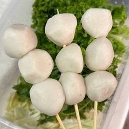 ลูกชิ้นปลาแบบกลมย่าง 1 ไม้