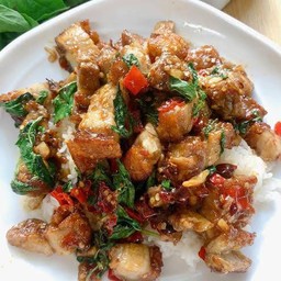 ข้าวผัดกระเพราหมูกรอบ