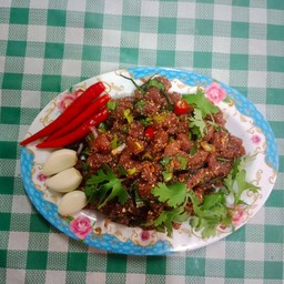 ก้อยเนื้อดิบเปรี้ยวมะนาว