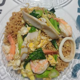 ผัดชีอิ้วมาม่าหมึกกุ้ง