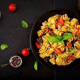 มักกะโรนีเส้นเกลียวผัดขี้เมา