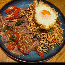 มาม่าผัดหน้าเนื้อย่างผัดกระเทียมพริกสด เด็ดๆ ไข่ดาว