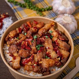 ข้าวหน้าหมูสามชั้นคั่วพริกแห้ง กระเทียมเจียว หอมๆ