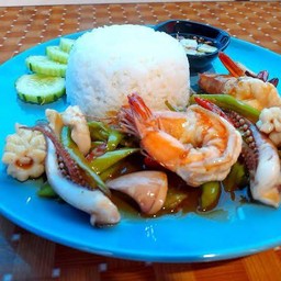 ข้าวผัดพริกหยวกทะเล