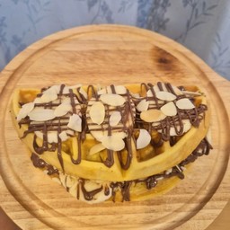 วาฟเฟิล นูเทลล่า + กล้วยหอม + อัลมอนด์