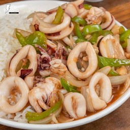 ข้าวผัดพริกหยวกปลาหมึก