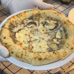 พิซซ่าหน้าครีมซอสเห็ดทรัฟเฟิล