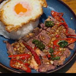 ข้าวสวยราดเนื้อย่างผัดกระเทียมพริกสดเด็ดจัดจ้าน ไข่ดาว