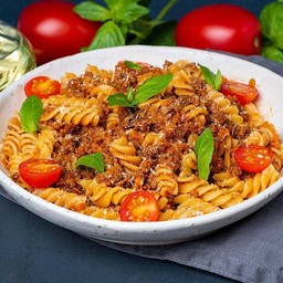 มักกะโรนีเส้นเกลียวผัดซอสมะเขือเทศ