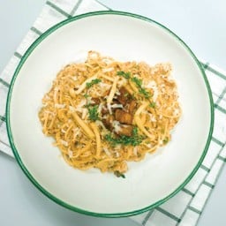 สปาเกตตี้คาโบนาร่าเห็ดและเนื้อบดจากพืช