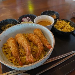 ข้าวซอยกุ้งเทมปุระผัดแห้ง