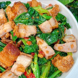 ผัดคะน้าหมูกรอบ