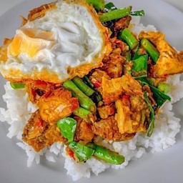 ข้าว พริกแกงหมูสามชั้นทอดกรอบ