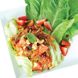 พล่าแซลมอนสตรอว์เบอร์รี่ผักคอส