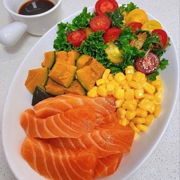 แซลมอนเส้นฟินๆ เสริฟคู่น้ำสลัดงาคั่ว/โชยุ วาซาบิ ผักสลัด