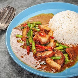 ข้าวผัดพริกแกงหมูกรอบ
