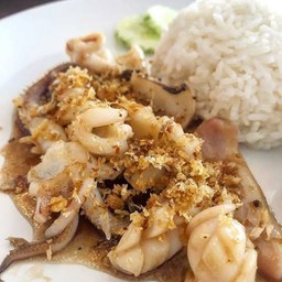 ข้าวปลาหมึกทอดกระเทียม