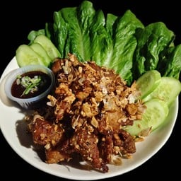 ข้าวหมูทอดกระเทียมน้ำจิ้มแจ่ว