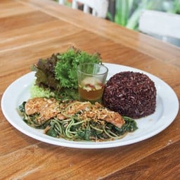 ข้าวต้นอ่อนทานตะวันหมูกระเทียม