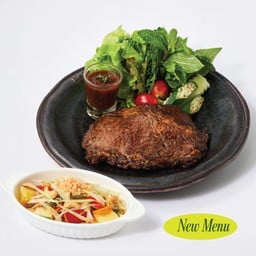สเต็กเนื้อริบอายและส้มตำผลไม้น้ำปลาหอม