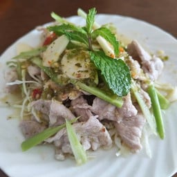 ยำหมูมะนาว คะน้าสด