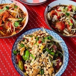 ส้มตำ อาหารอีสาน กะเพรา กะหรี่ปั๊ป