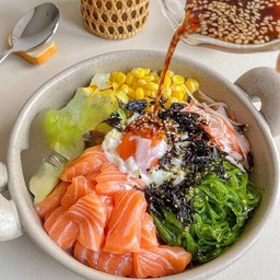 คลีนๆ แซลมอนสดเต๋า เสริฟคู่ผักสลัด คอร์น ปูอัด ไข่และยำสาหร่าย