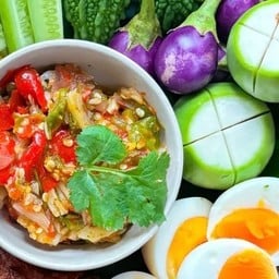 ข้าวพริกขี้กาไข่ต้ม ผักสด
