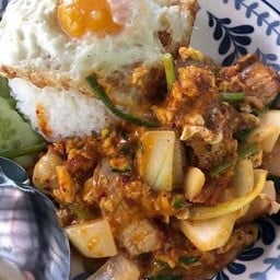 ข้าวหอม ผัดผงกะหรี่หมูกรอบ